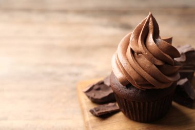 Masada kremalı lezzetli çikolatalı kek, yakın plan. Metin için boşluk