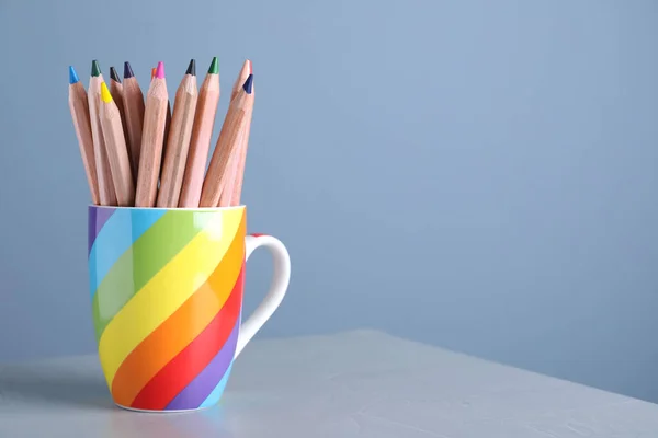 Lápices Colores Taza Sobre Mesa Gris Sobre Fondo Azul Claro — Foto de Stock