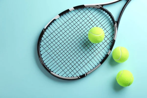 Tennis Racket Och Bollar Ljusblå Bakgrund Platt Låg Sportutrustning — Stockfoto