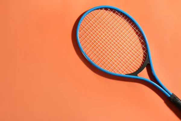Tennisracket Oranje Achtergrond Bovenaanzicht Ruimte Voor Tekst — Stockfoto