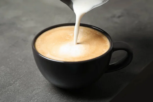 테이블에 커피에 우유를 클로즈업 — 스톡 사진