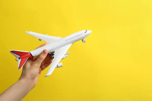 Mulher Segurando Avião Brinquedo Fundo Amarelo Close Espaço Para Texto — Fotografia de Stock