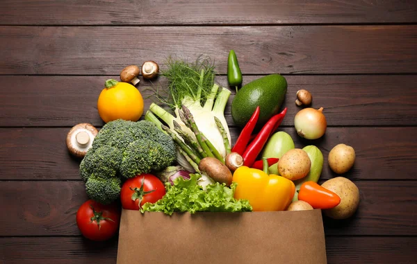 Verduras Frescas Bolsa Compras Papel Sobre Mesa Madera Puesta Plana — Foto de Stock