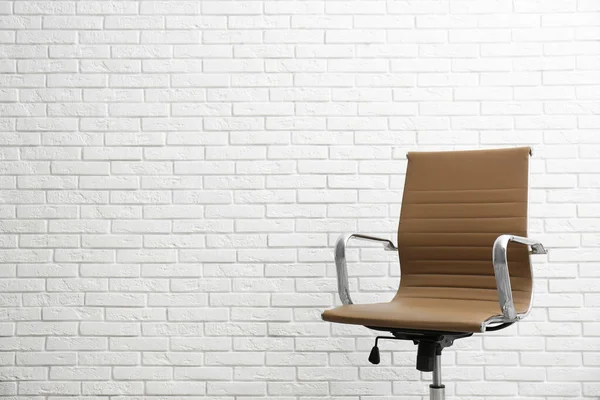 Cadeira Escritório Confortável Perto Parede Tijolo Branco Espaço Para Texto — Fotografia de Stock