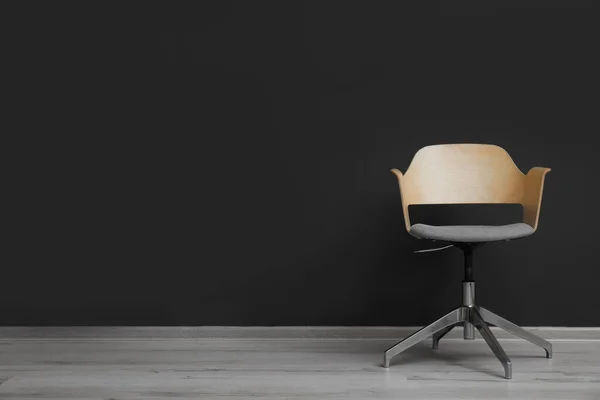 Comfortable Office Chair Black Wall Indoors Space Text — Stock Photo, Image