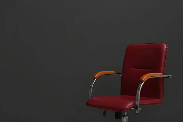 Cadeira Escritório Confortável Fundo Preto Espaço Para Texto — Fotografia de Stock