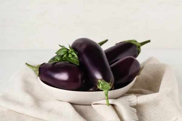 Rijp Paarse Aubergines Basilicum Tafel — Stockfoto