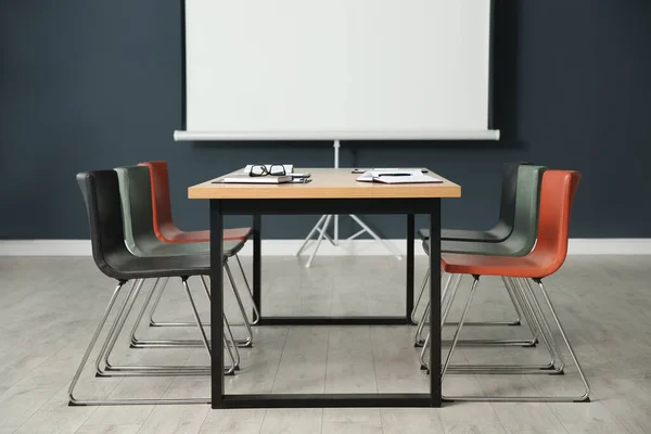 具有大桌子和投影屏幕的现代会议室内部 — 图库照片