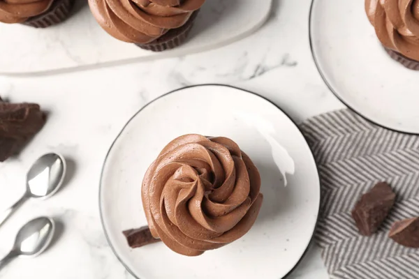 Délicieux Cupcake Chocolat Frais Sur Table Marbre Blanc Plat — Photo