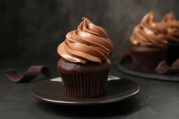 Delicioso Cupcake Chocolate Fresco Mesa Pizarra Negra Primer Plano — Foto de Stock