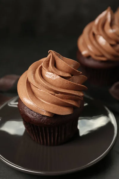 Köstliche Frische Schokolade Cupcake Auf Untertasse Nahaufnahme — Stockfoto