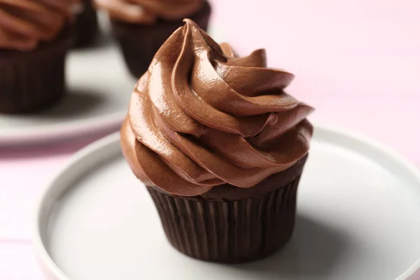 Delicious Chocolate Cupcake Cream Plate Closeup — Stock Photo, Image