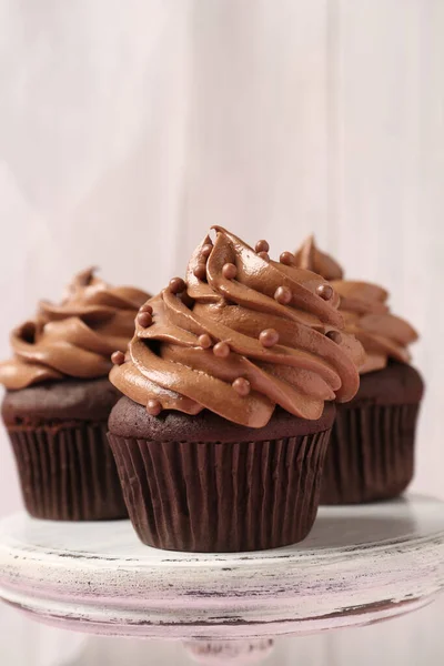 Delicious Chocolate Cupcakes Cream Beads White Stand Closeup — Stock Photo, Image