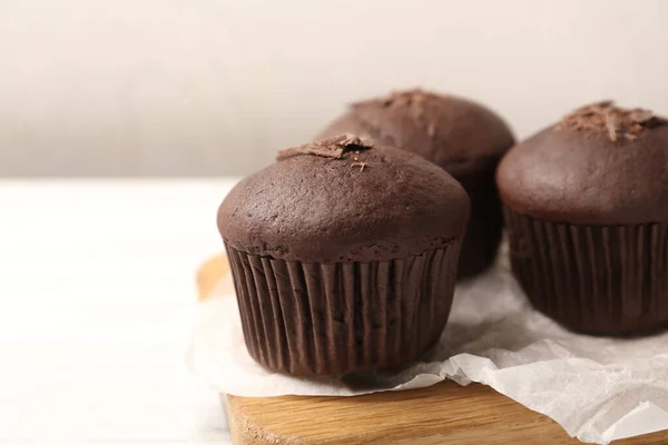 Deliziosi Cupcake Con Cioccolato Sbriciola Sul Tavolo Bianco Primo Piano — Foto Stock