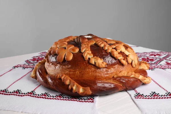 Rushnyk Med Korovai Grå Bakgrund Ukrainska Bröd Och Salt Välkomnande — Stockfoto