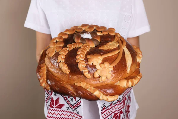 Kvinna Med Korovai Grå Bakgrund Närbild Ukrainska Bröd Och Salt — Stockfoto