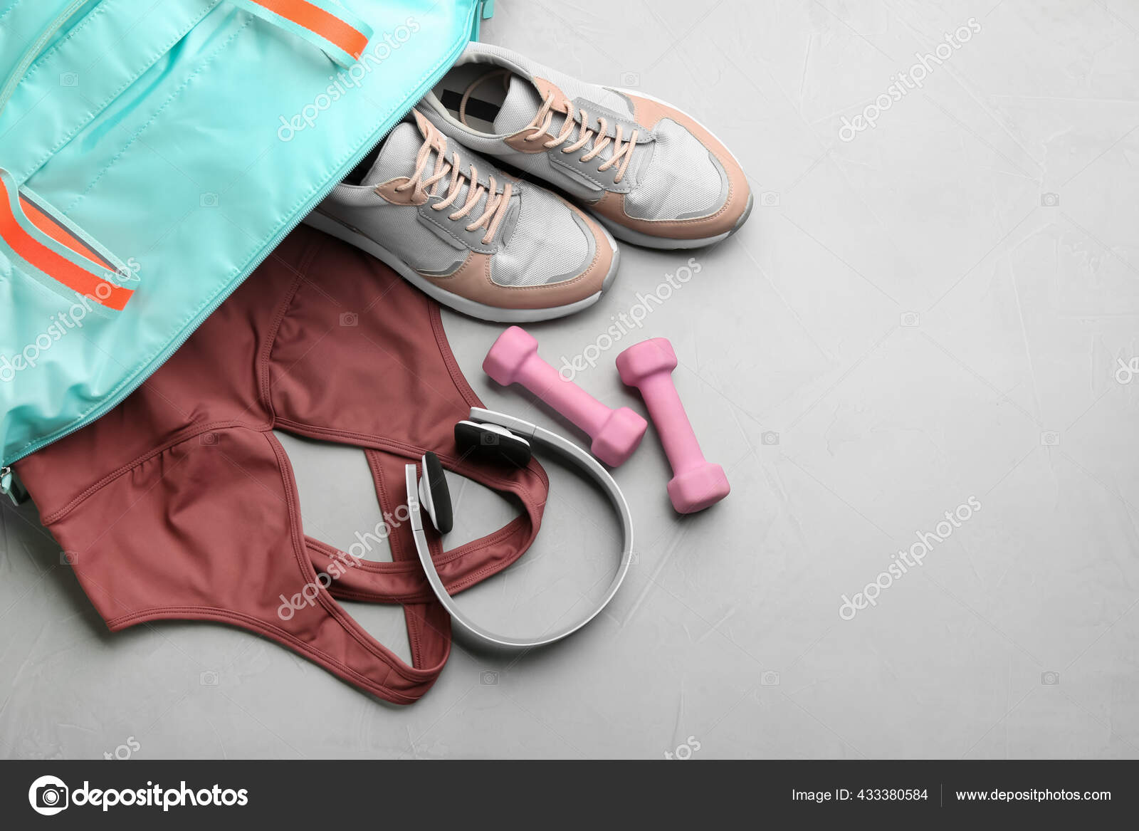 Composición Plana Con Gimnasio Ropa Deportiva Sobre Mesa Gris: fotografía de stock © NewAfrica #433380584 | Depositphotos