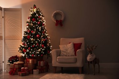 Güzel dekore edilmiş Noel ağacı oturma odasında. Şenlikli iç mekan