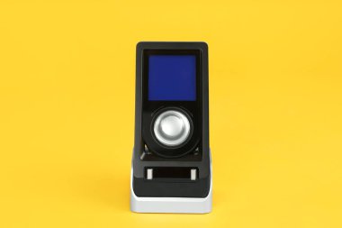 Sarı zemin üzerinde ses hoparlörleri için modern uzaktan kumanda