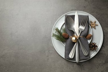 Gri arka planda güzel bir Noel masası, üst manzara. Metin için boşluk