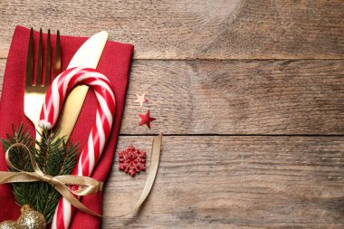 Çatal bıçak seti ve şenlik dekoru ahşap masada, düz yerde metin için yer vardı. Noel kutlaması