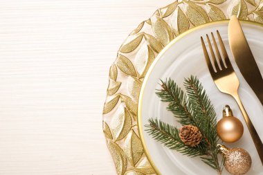 Beyaz ahşap arka planda güzel bir Noel masası, üst manzara. Metin için boşluk