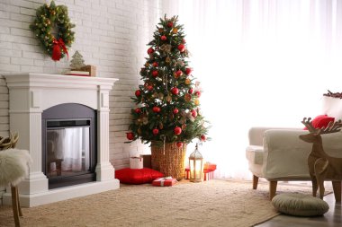 Şenlik odasının içindeki güzel süslü Noel ağacı.