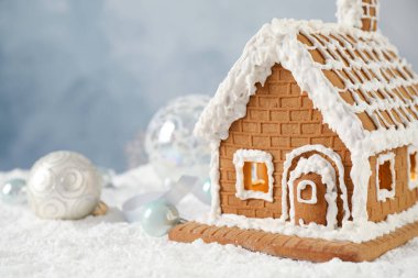 Karda kremayla süslenmiş güzel zencefilli kurabiye evi, yakın plan. Metin için boşluk