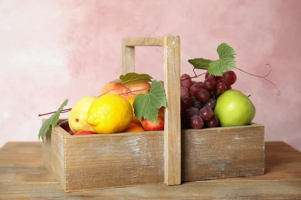 Caixa Com Frutas Diferentes Mesa Madeira Perto Parede Rosa — Fotografia de Stock