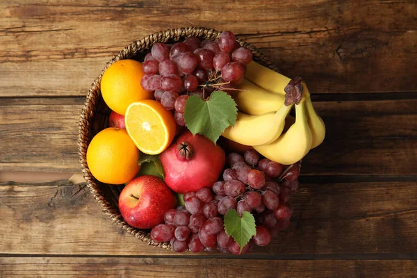 Weidenkorb Mit Verschiedenen Früchten Auf Holztisch Ansicht Von Oben — Stockfoto