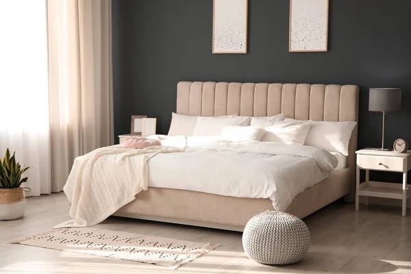 Bequemes Bett Mit Weicher Decke Stilvollem Interieur — Stockfoto