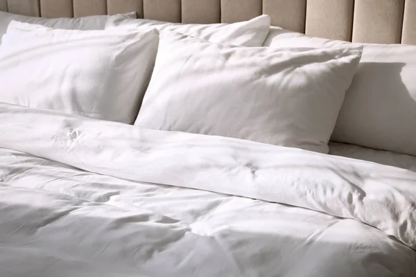 Cómoda Cama Con Manta Suave Almohadas Primer Plano — Foto de Stock