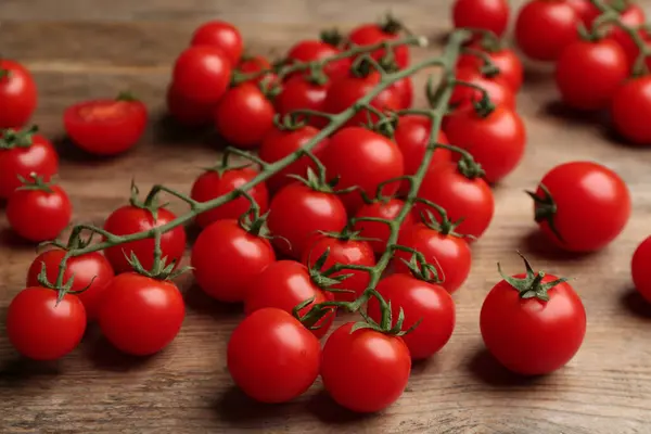 Tomates Cerises Mûres Fraîches Sur Table Bois — Photo