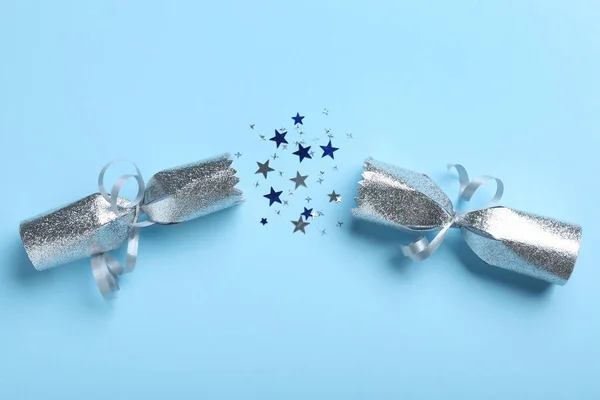 Open Zilveren Kerst Cracker Met Glanzende Confetti Lichtblauwe Achtergrond Bovenaanzicht — Stockfoto