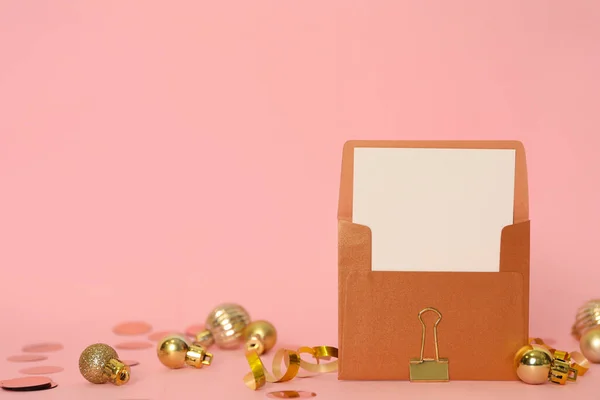 Cartão Saudação Branco Envelope Bolas Natal Fundo Rosa Espaço Para — Fotografia de Stock