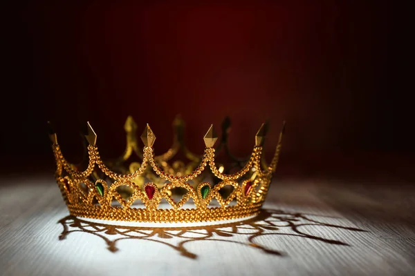 Prachtige Gouden Kroon Met Edelstenen Houten Tafel Fantasie Item — Stockfoto