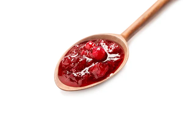 Houten Lepel Met Cranberrysaus Geïsoleerd Wit — Stockfoto