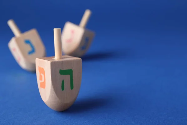 Chanuka Tradycyjny Dreidel Literami Niebieskim Tle Miejsce Tekst — Zdjęcie stockowe