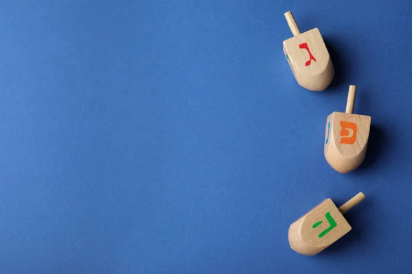 Hanukkah Dreidels Tradicionais Com Letras Gimel Ele Fundo Azul Flat — Fotografia de Stock