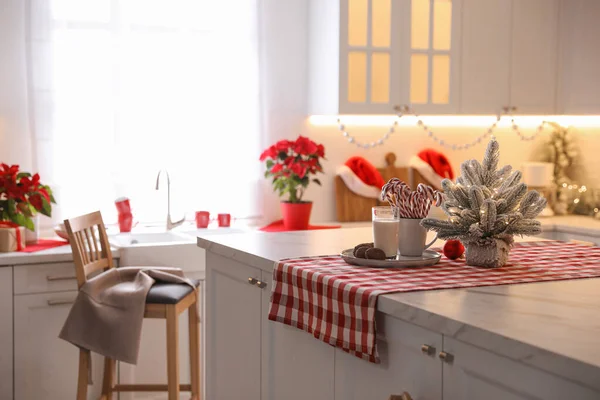 Hermoso Interior Cocina Con Elegante Decoración Navidad — Foto de Stock