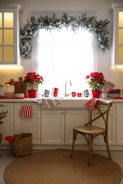 Hermoso Interior Cocina Con Elegante Decoración Navidad — Foto de Stock