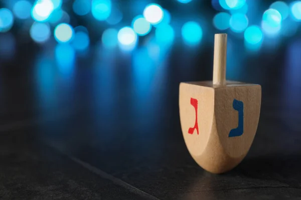 Hanukkah Dreidel Tradicional Com Letras Gimel Nun Mesa Contra Luzes — Fotografia de Stock