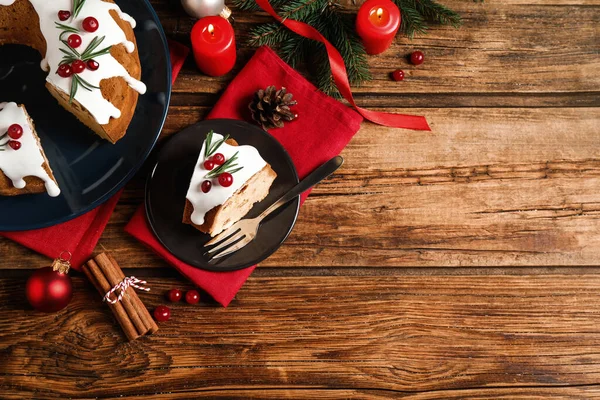 Composición Plana Con Pastel Tradicional Navidad Casero Sobre Mesa Madera — Foto de Stock