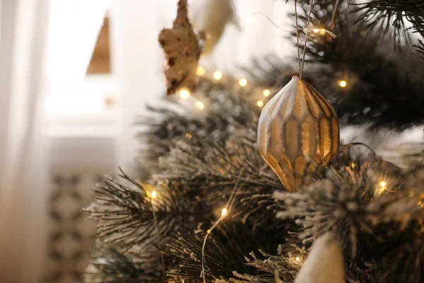 Gyönyörű Díszített Karácsonyfa Tündér Fények Szobában Közelkép — Stock Fotó