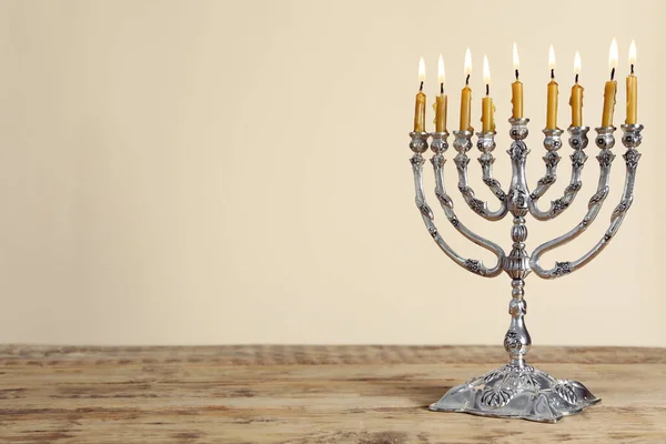 Menorah Argentée Avec Des Bougies Allumées Sur Table Bois Sur — Photo