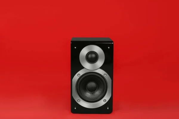 Moderner Leistungsstarker Lautsprecher Auf Rotem Hintergrund — Stockfoto