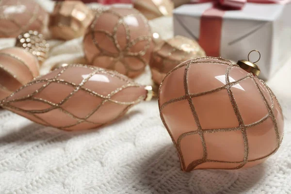 Belles Boules Arbre Noël Sur Tissu Tricoté Blanc Gros Plan — Photo