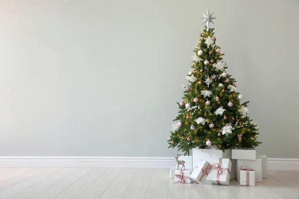 Bela Árvore Natal Decorada Presentes Perto Parede Luz Espaço Para — Fotografia de Stock