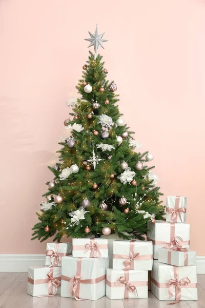 Krásné Zdobené Vánoční Stromeček Dárky Blízkosti Růžové Zdi — Stock fotografie