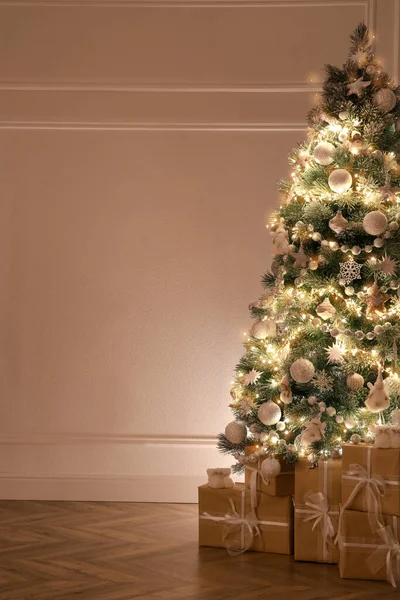 Beau Sapin Noël Décoré Cadeaux Intérieur Espace Pour Texte — Photo